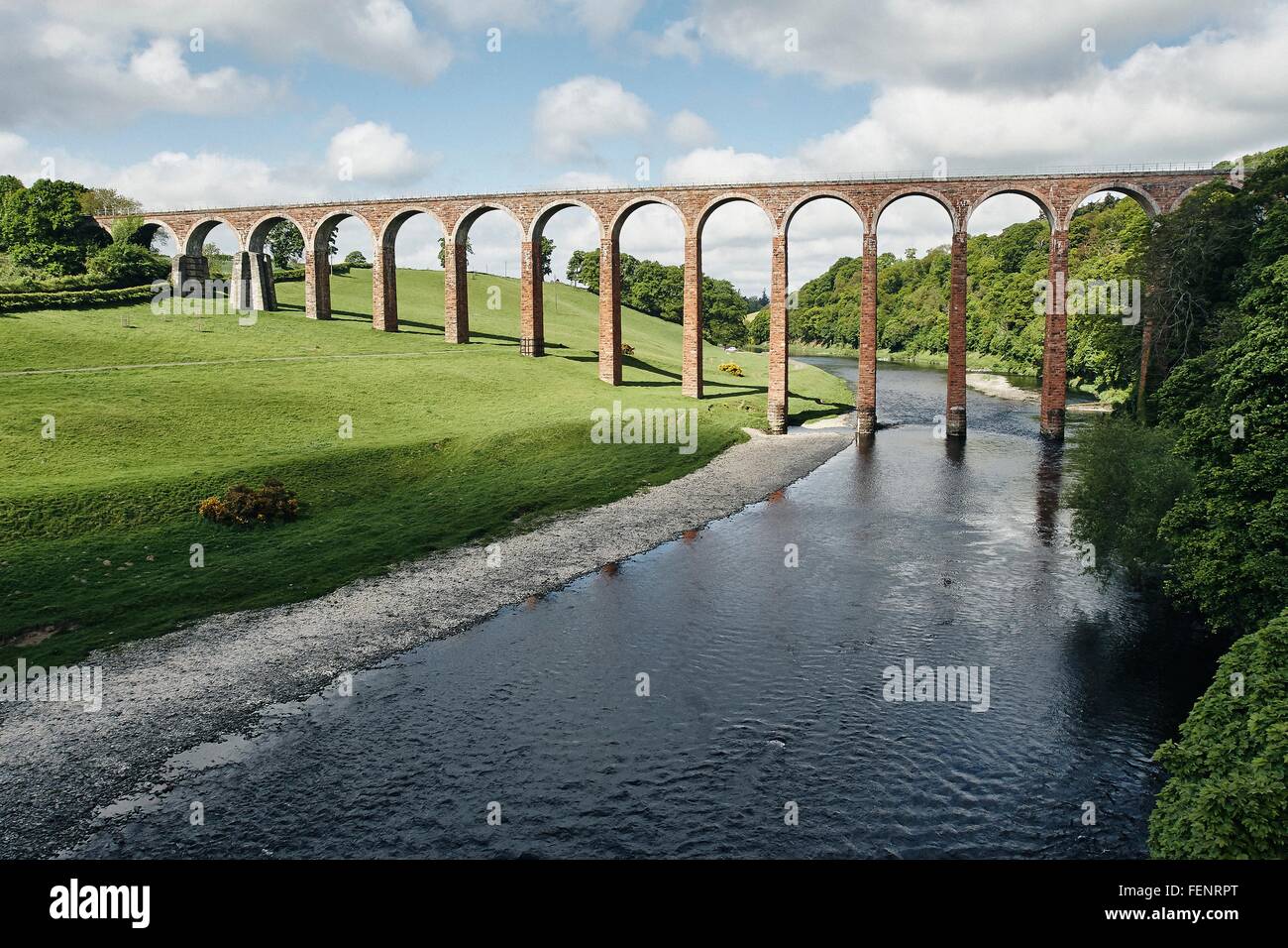 Erhöhten Blick auf Fluss und Leaderfoot Eisenbahnviadukt, Melrose, Schottland Stockfoto