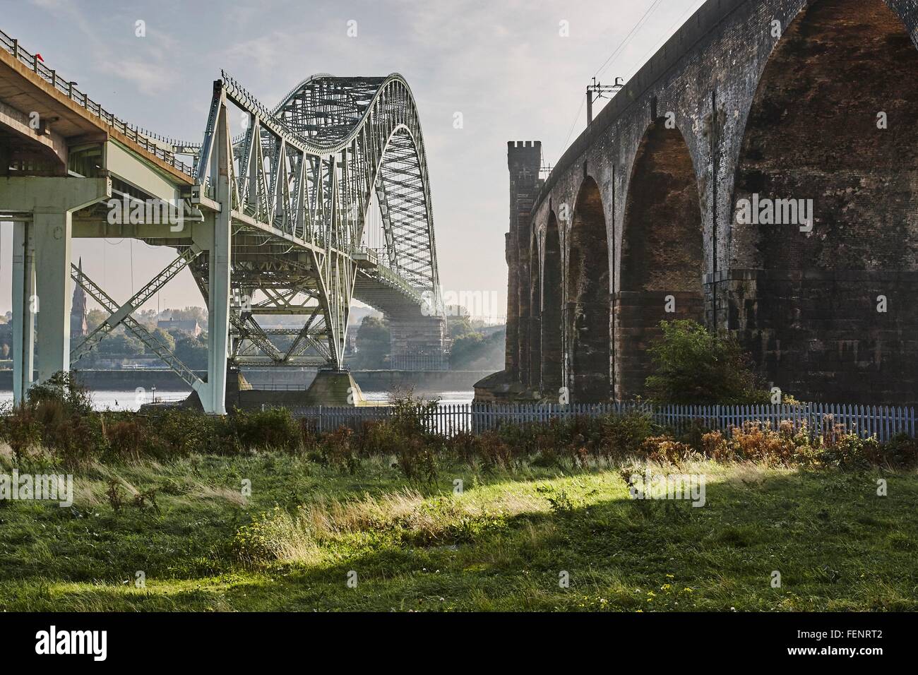 Silver Jubilee Bridge und Runcorn Eisenbahnbrücke, Runcorn, Cheshire, England Stockfoto