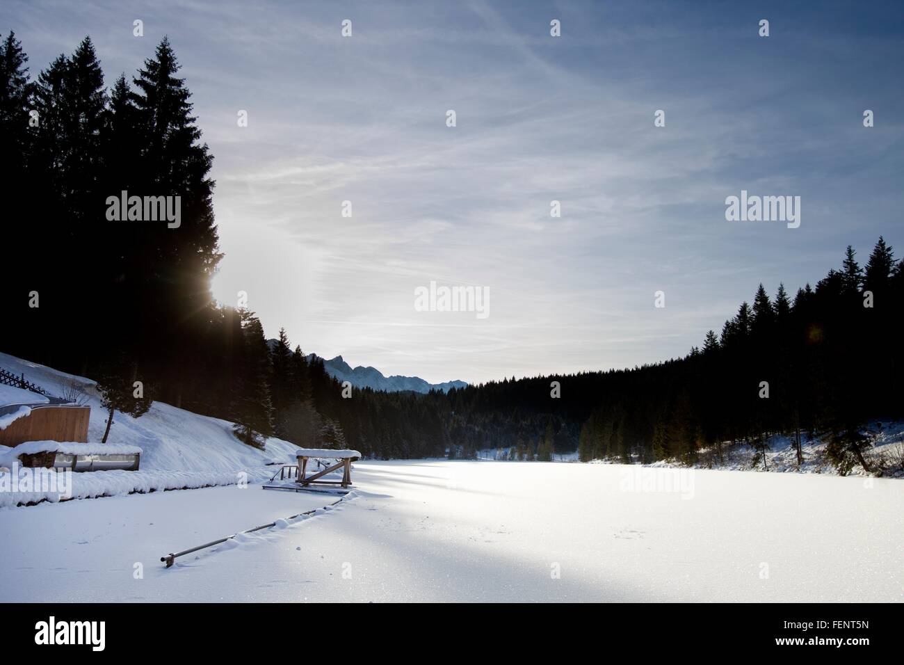 Landschaft mit Schnee bedeckt, See, Berg, Bayern, Deutschland Stockfoto