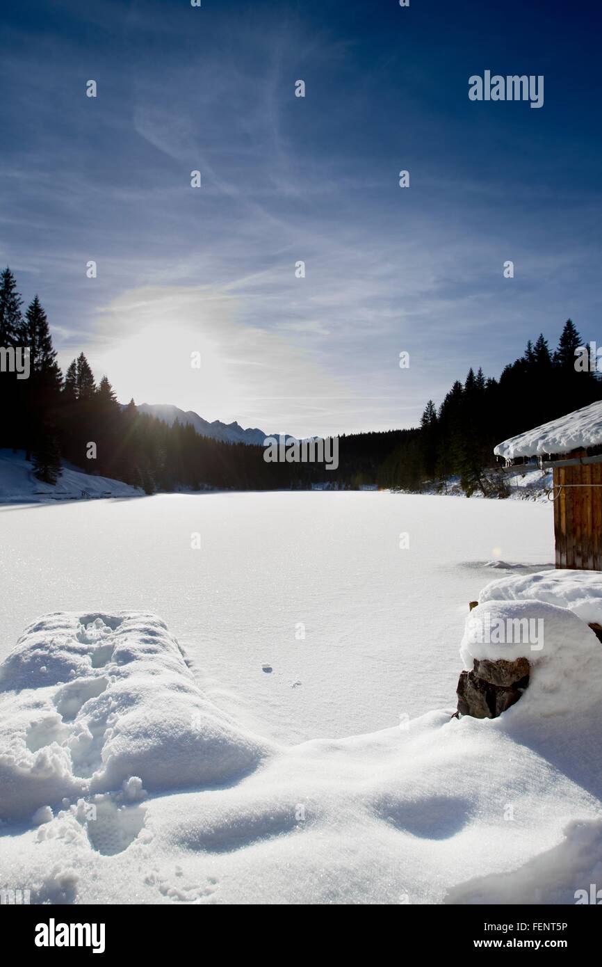 Sonnendurchfluteten Landschaft mit Schnee bedeckt See, Berg, Bayern, Deutschland Stockfoto