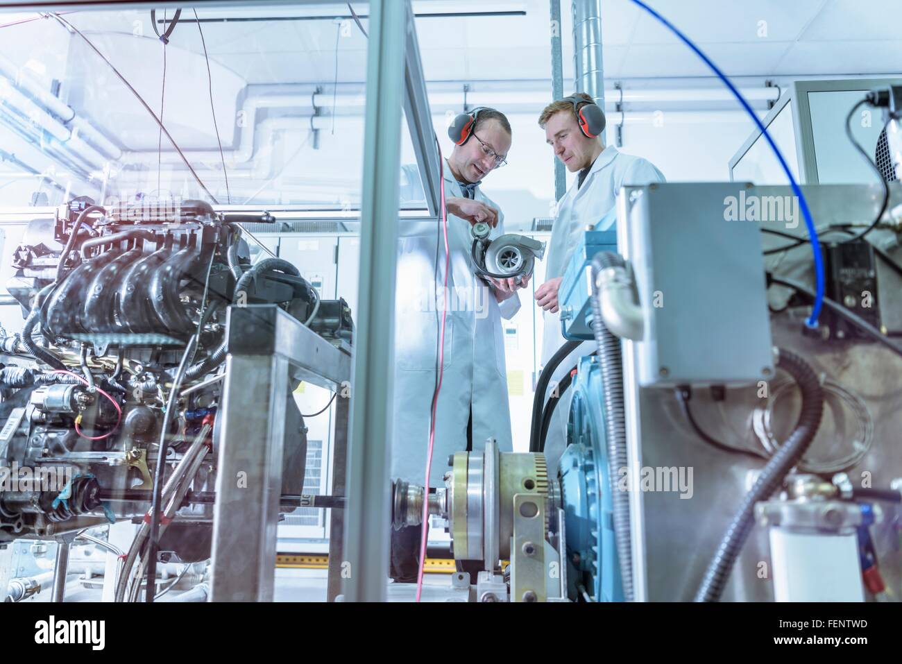 Wissenschaftler im Turbo-Ladegerät automotive Research laboratory Stockfoto