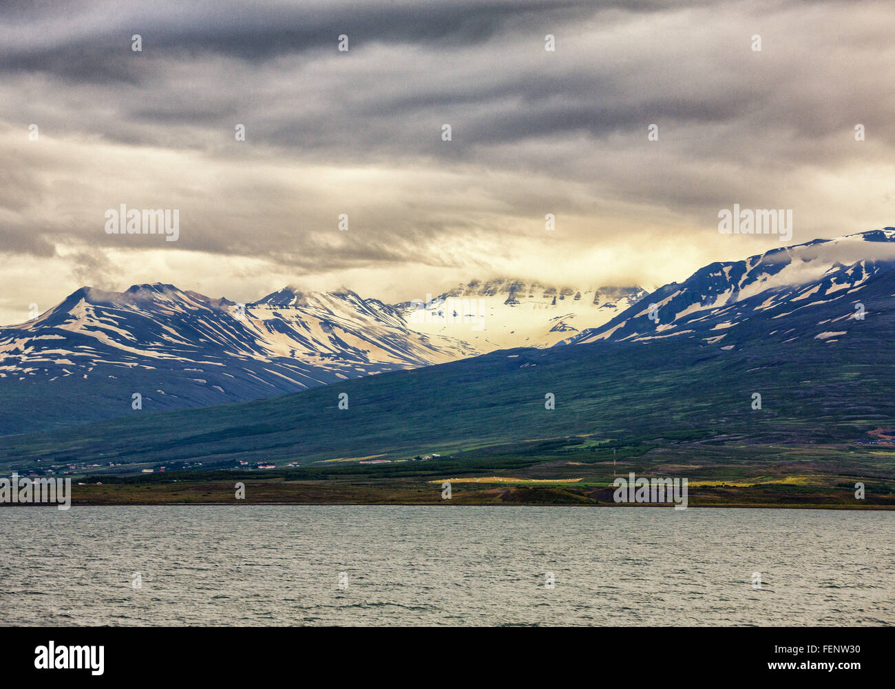 North Island, Island. 1. August 2015. EyjafjÃ¶rÃ ° ur, der längste Fjord in North Island ist umgeben von spektakulären schneebedeckten Berge, teils über 1.000 m (3.281 ft) hoch. Neben Landwirtschaft und Fischerei der Tourismus ist ein wachsender Sektor der Wirtschaft geworden und Island ist ein beliebtes Touristenziel geworden. © Arnold Drapkin/ZUMA Draht/Alamy Live-Nachrichten Stockfoto