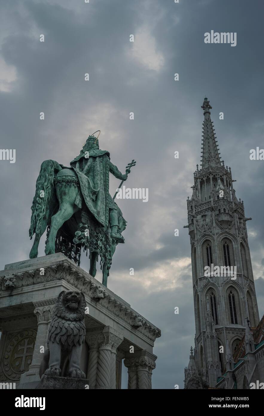 Statue des Heiligen Stephan und Matthias Kirche bei Dämmerung, Ungarn, Budapest Stockfoto