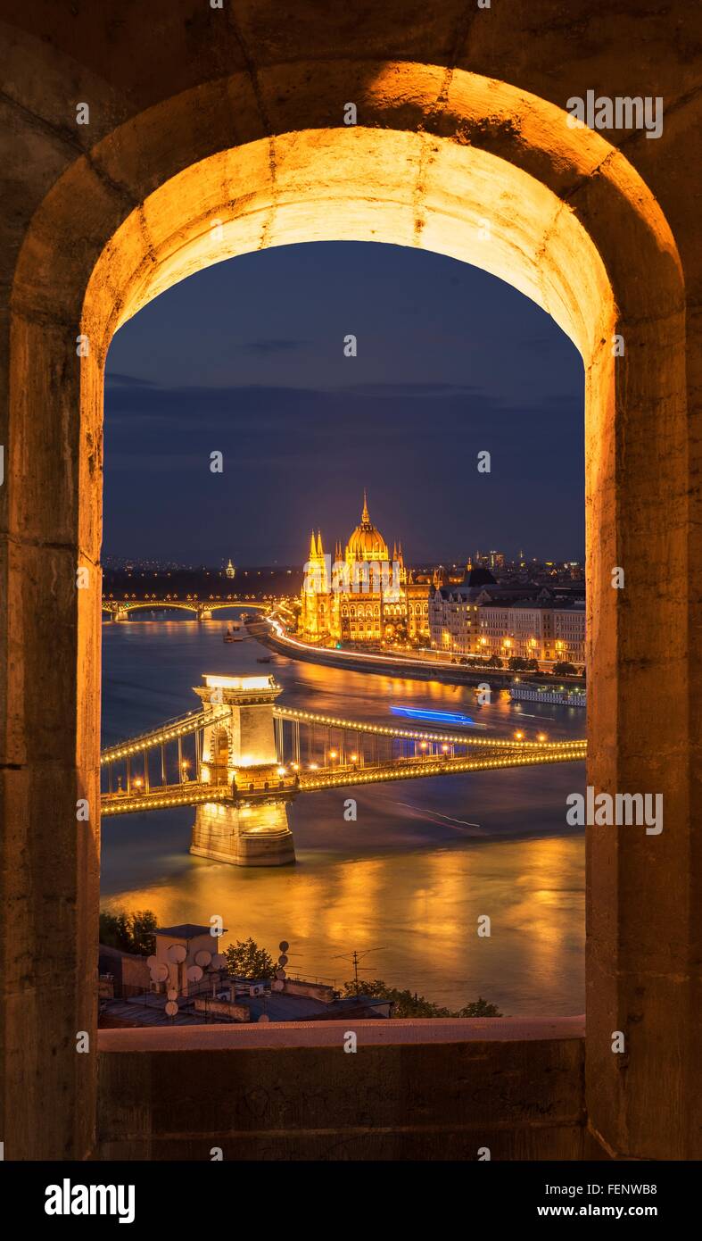 Kettenbrücke und das Parlament, Blick von der Fischerbastei bei Nacht, Ungarn, Budapest Stockfoto