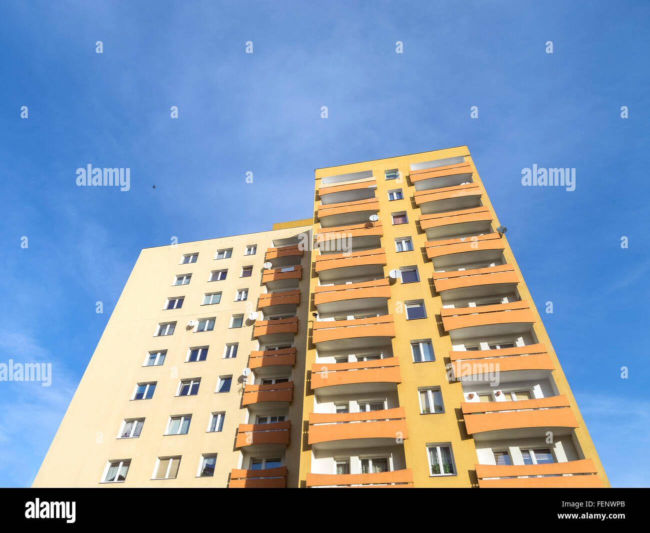 Wohn-Wohnung gegen blauen Himmel. Stockfoto