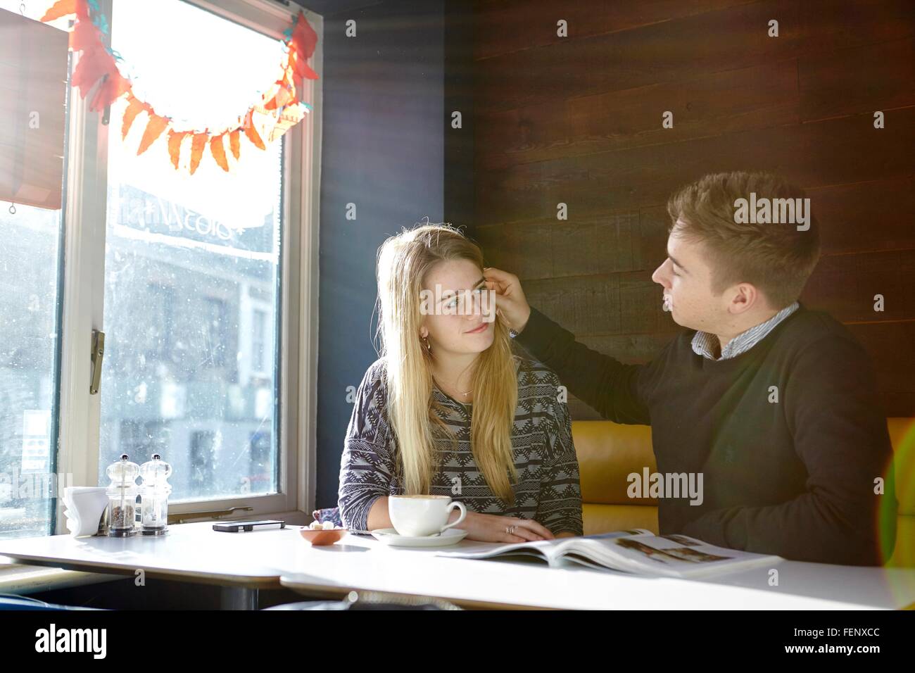 Romantische junges Paar am Tag im café Stockfoto