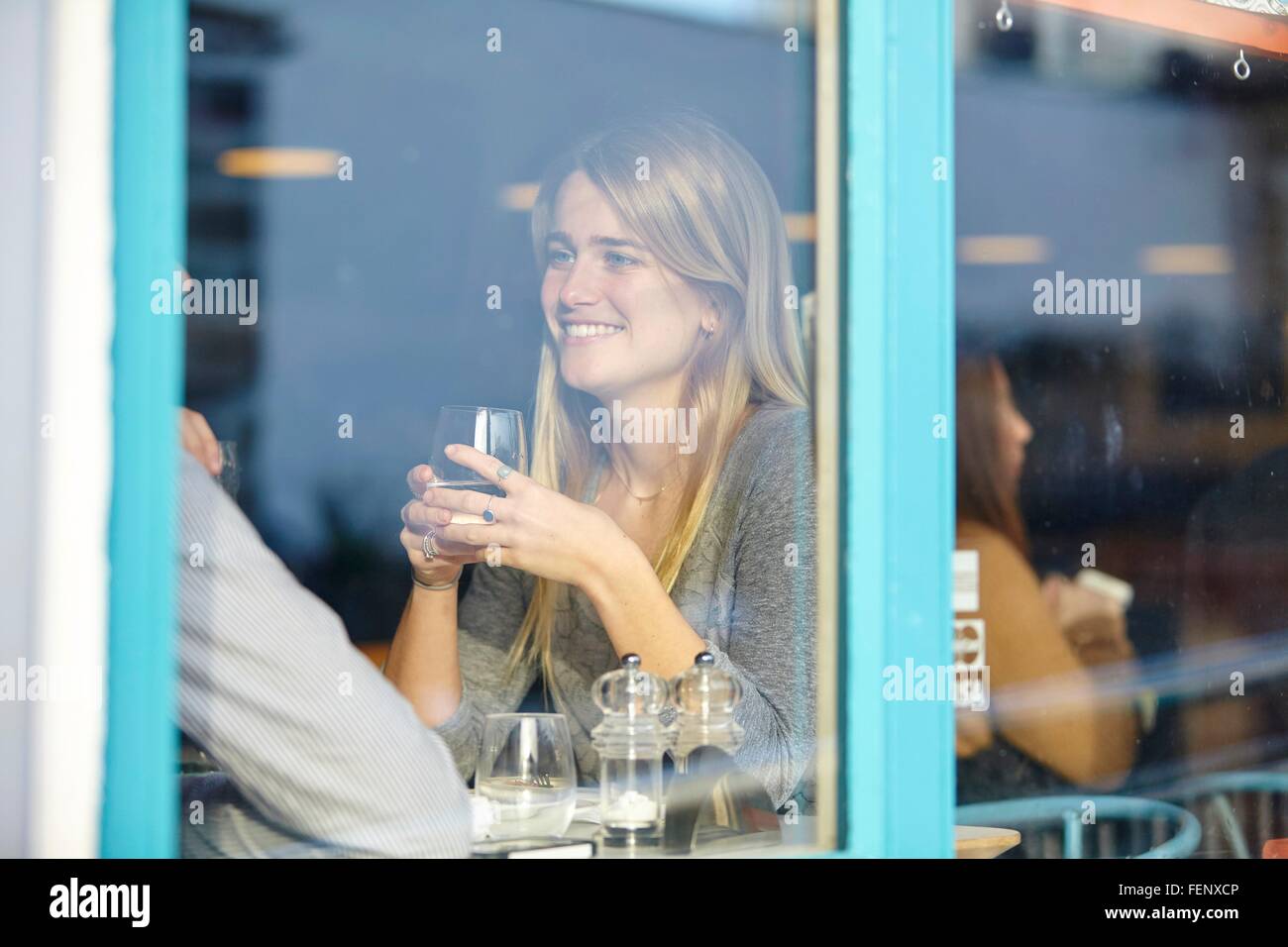 Romantische junges Paar im Café mit Mittagessen Stockfoto