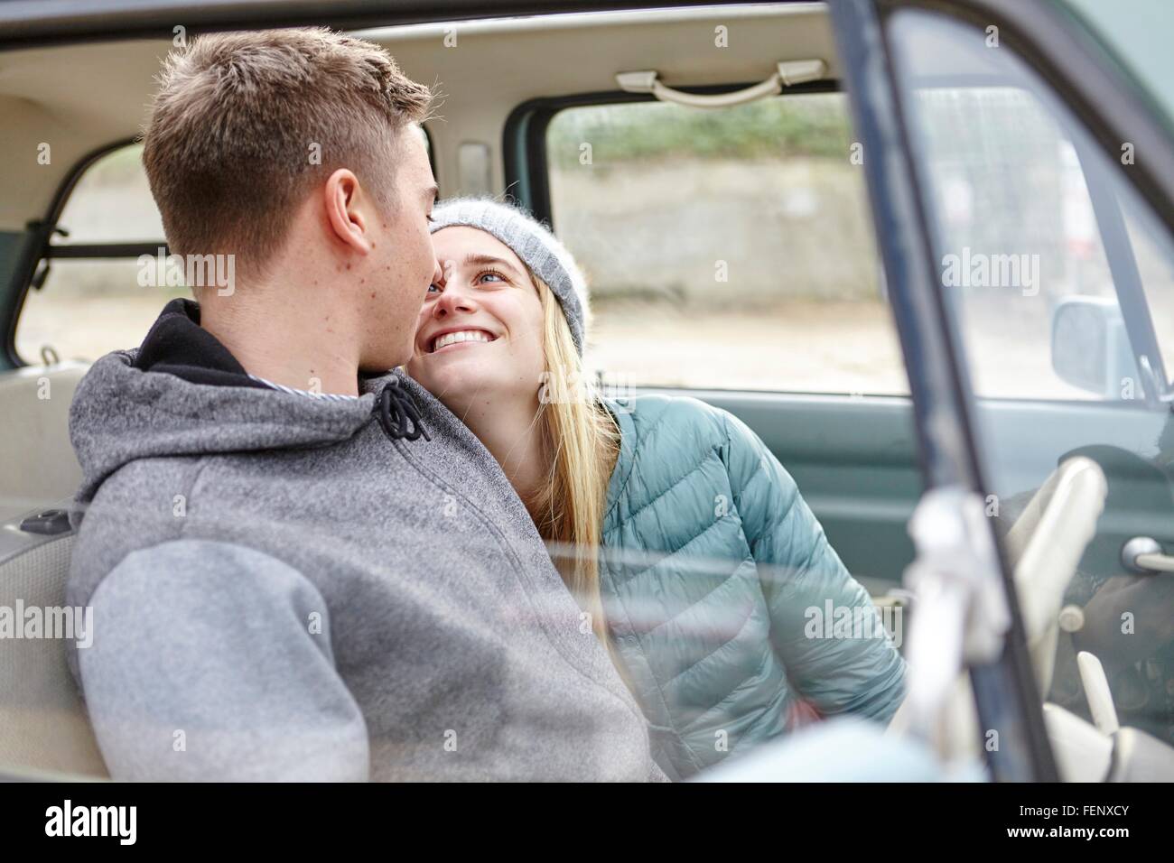 Romantische junges Paar vorne Sitz des Auto am Strand Stockfoto