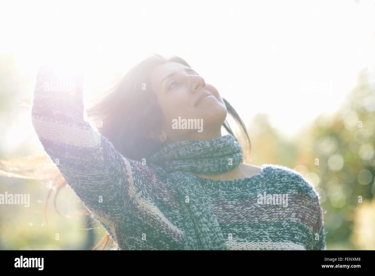 Porträt von sorglos Reife Frau tanzt im sonnigen park Stockfoto