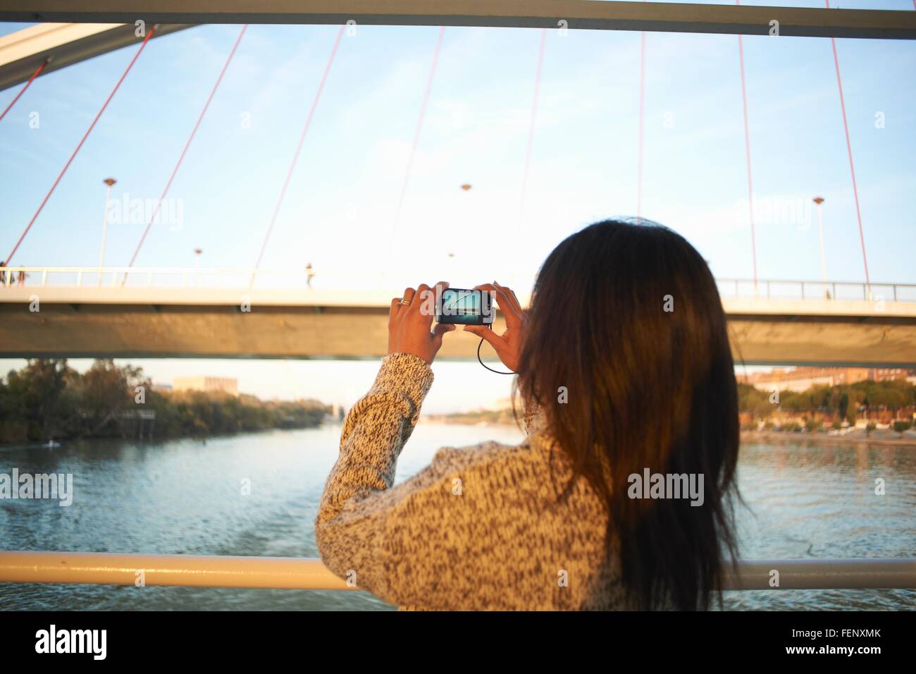 Reife weibliche Touristen fotografieren im fließende Fluss auf Digitalkamera, Sevilla, Spanien Stockfoto