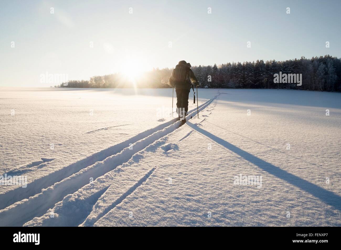 Rückansicht des Mannes zu Fuß entlang Schnee Spuren, Ural, Russland Stockfoto
