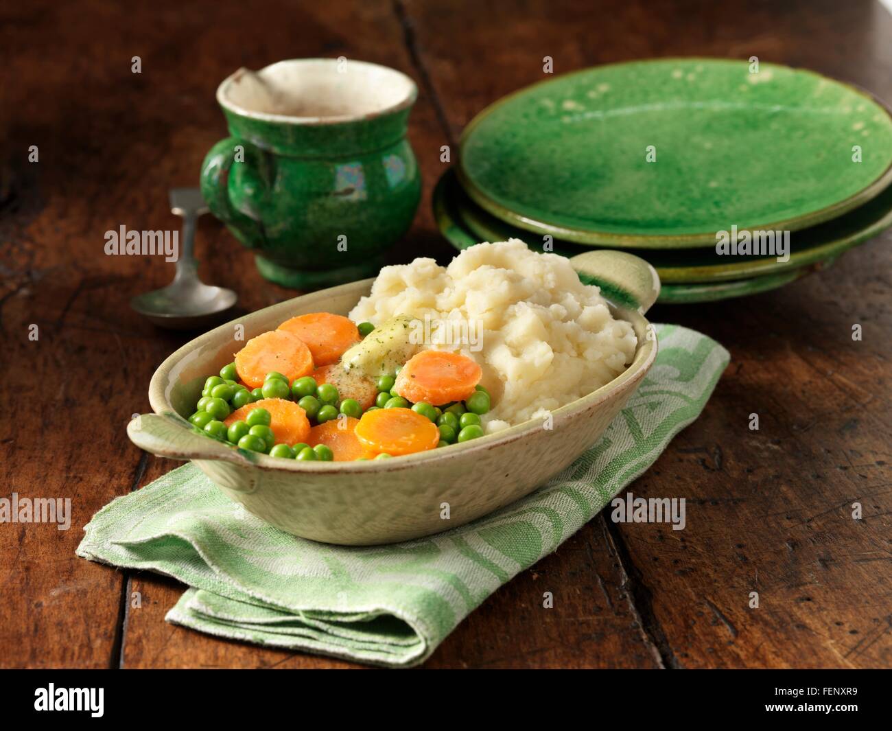 Karotten und Erbsen mit Kartoffelpüree in ovale Schale Stockfoto