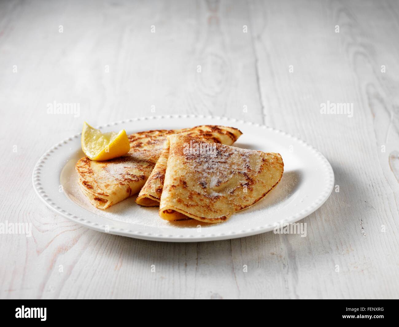 Gefaltete Pfannkuchen mit Zucker und Zitronensaft Stockfoto