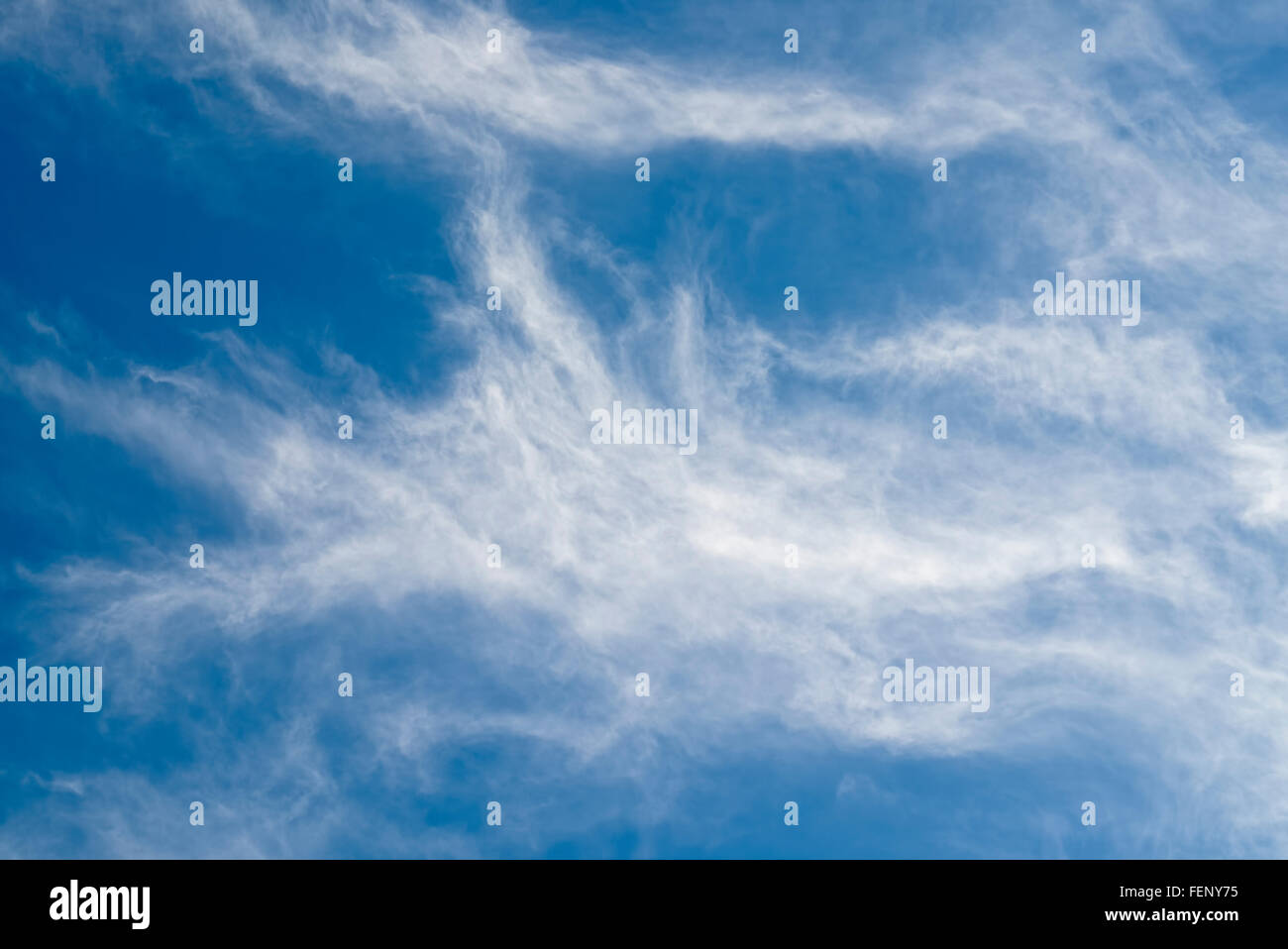 Cirruswolken. Weiß und wispy mit Stuten Geschichten gegen blauen Himmel Stockfoto