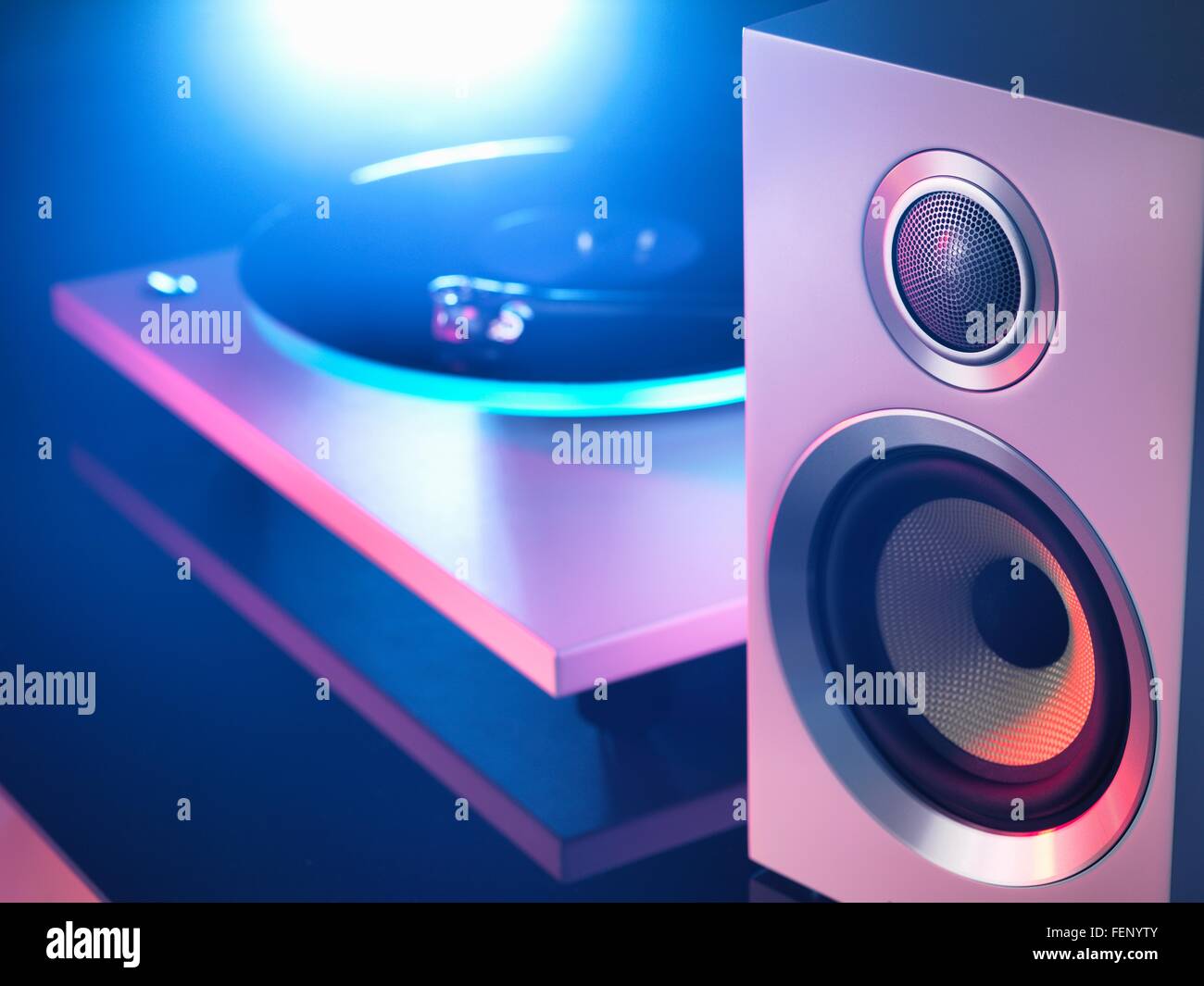 Detail von violett und blau vor Ort beleuchtet hi Fi Lautsprecher mit Plattenspieler Abspielen einer Schallplatte Stockfoto