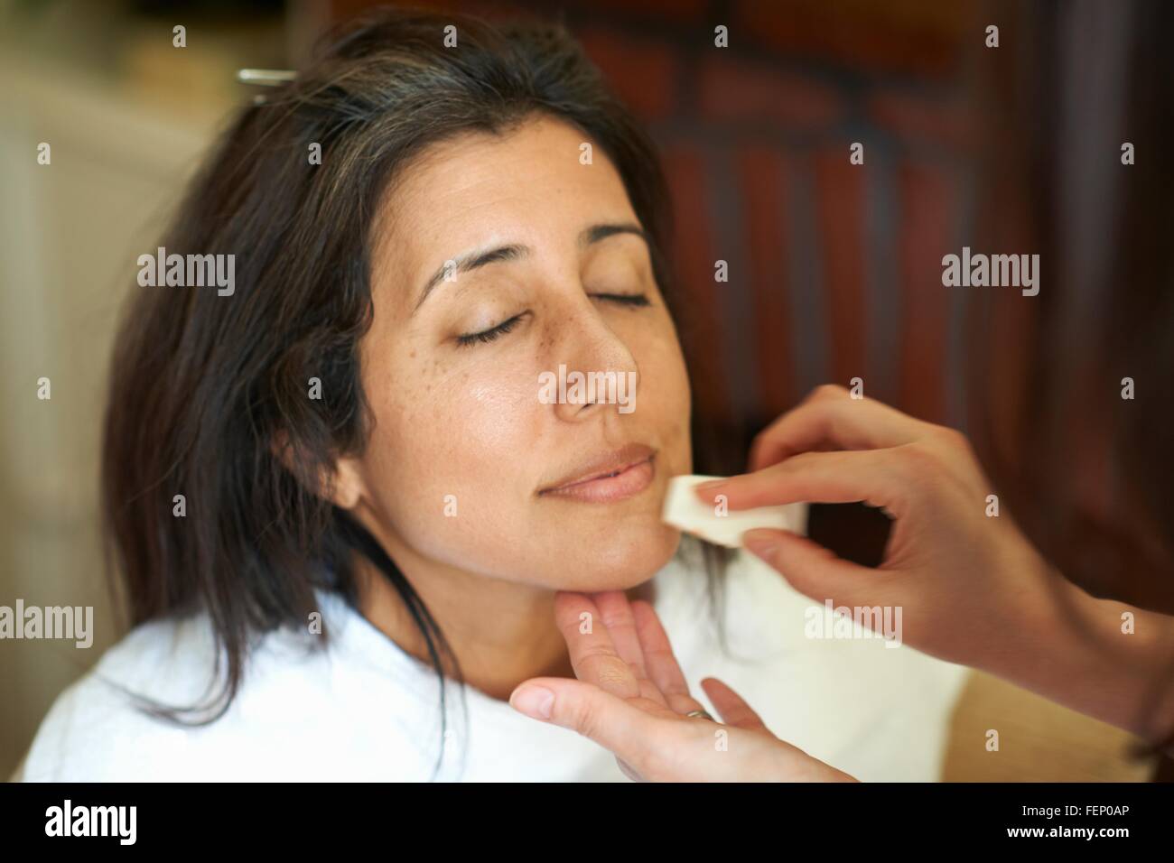 Hände der weiblichen Make-up Artist Kunden Gesicht Stiftung zuweisen Stockfoto
