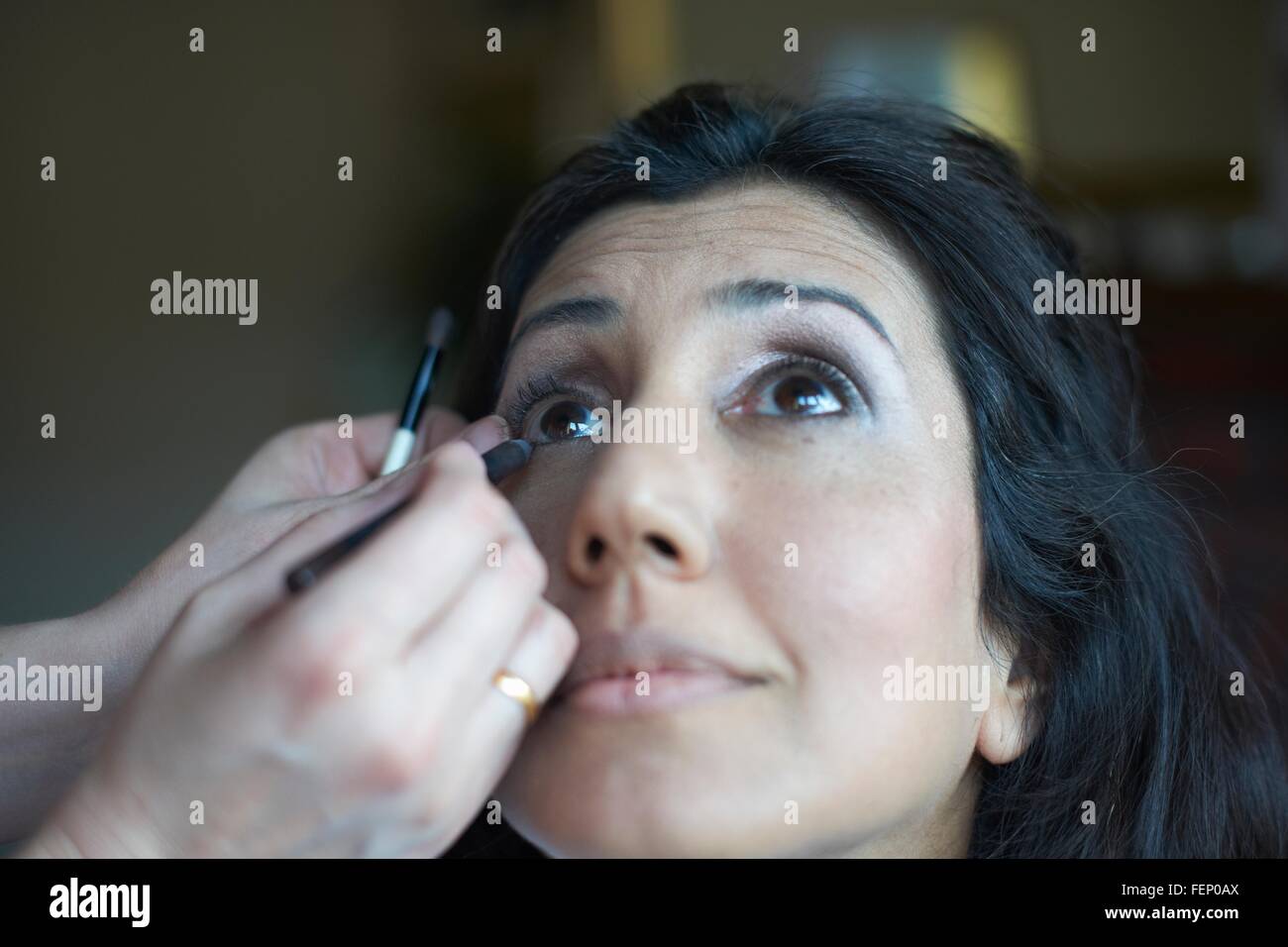 Hände der weiblichen Make-up Artist Kunden Auge Eye-Pencil zuweisen Stockfoto