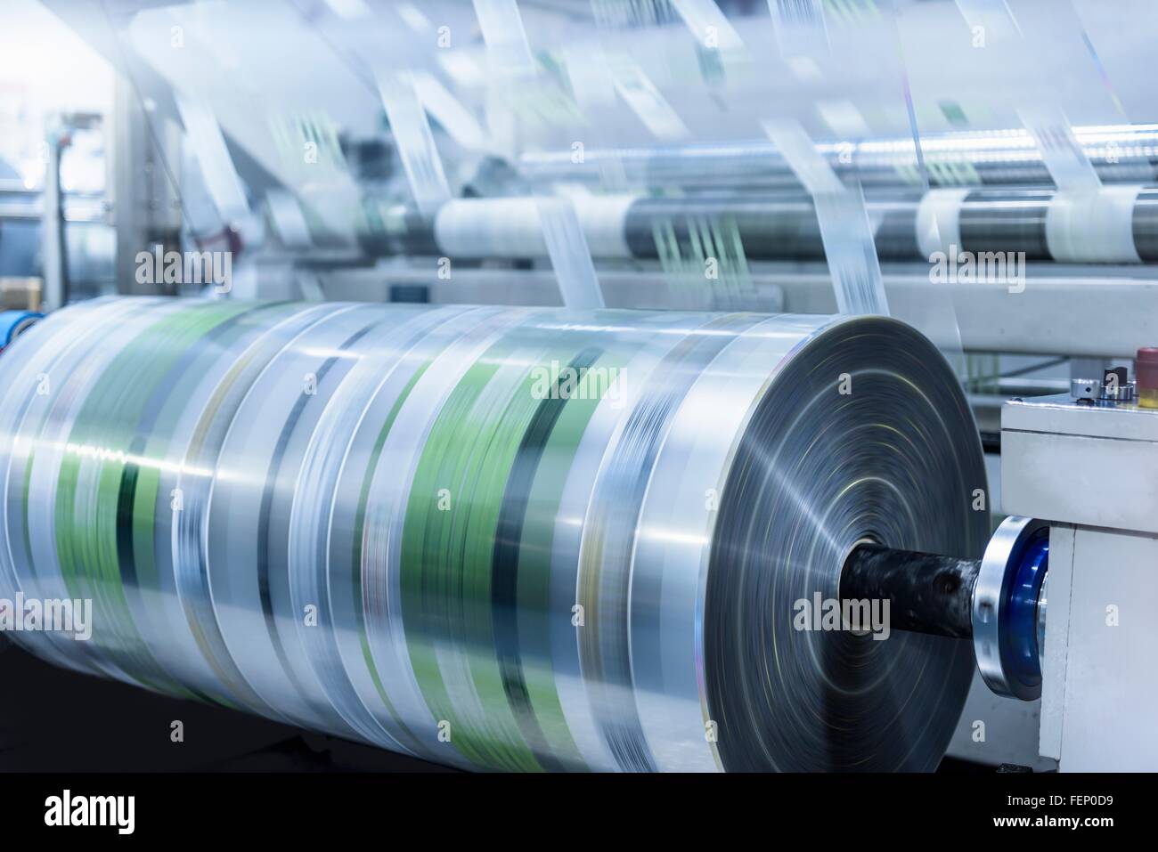 Filmrollen gedruckten aus Kunststoff in Lebensmittel Verpackung Druckerei Stockfoto