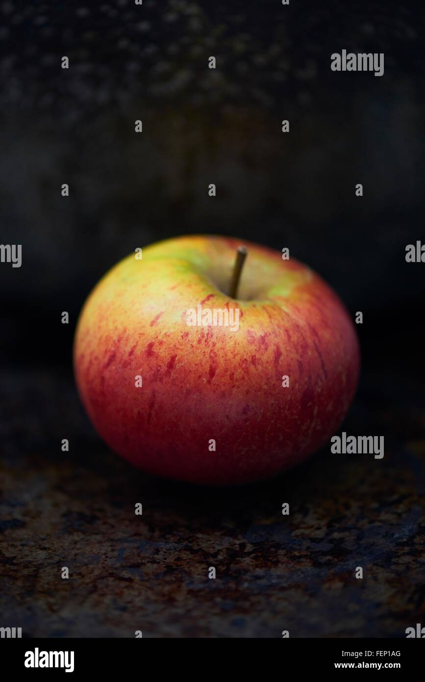 Roten Apfel vor einem dunklen Hintergrund Stockfoto
