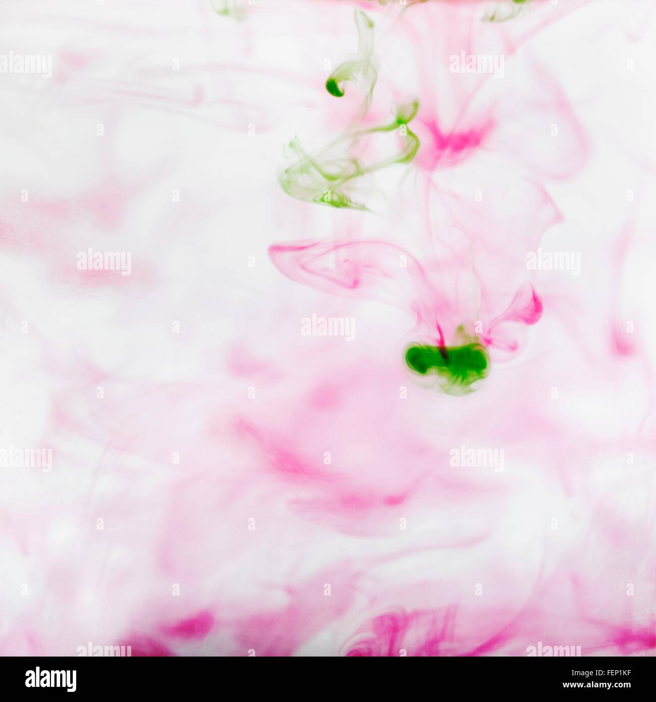 Auszug aus rosa und grüner Tinte in Wasser Dispergieren Stockfoto