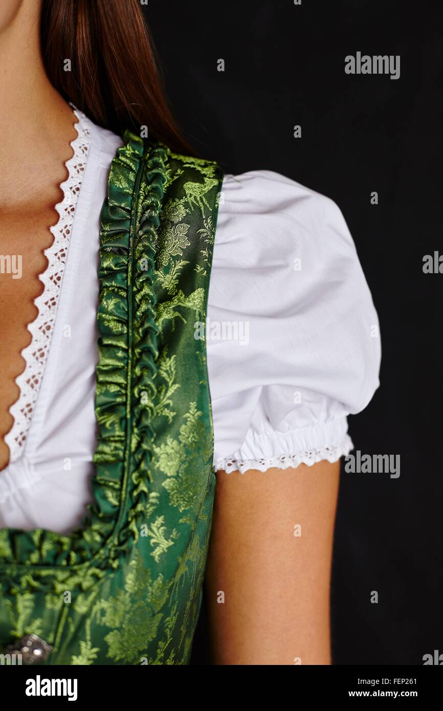 Teilansicht der jungen Frau im Dirndl Stockfoto