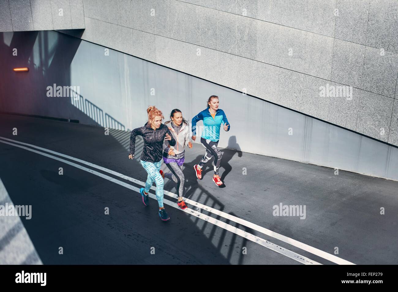 Drei weibliche Läufer Rennen bis Stadt Unterführung Stockfoto