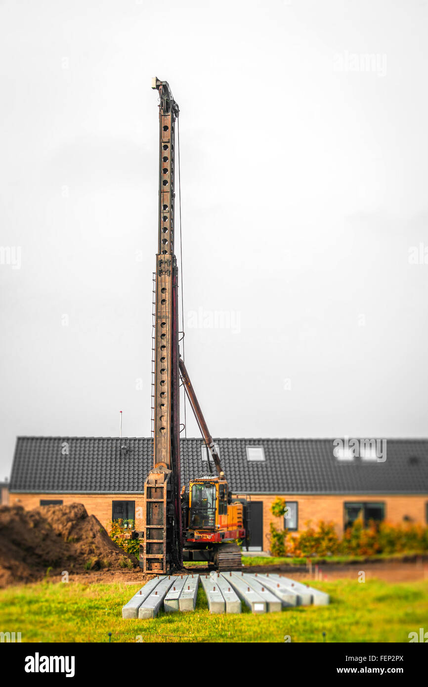 Industrielle Ramm-Maschine in einer einzigen Familie Nachbarschaft Stockfoto