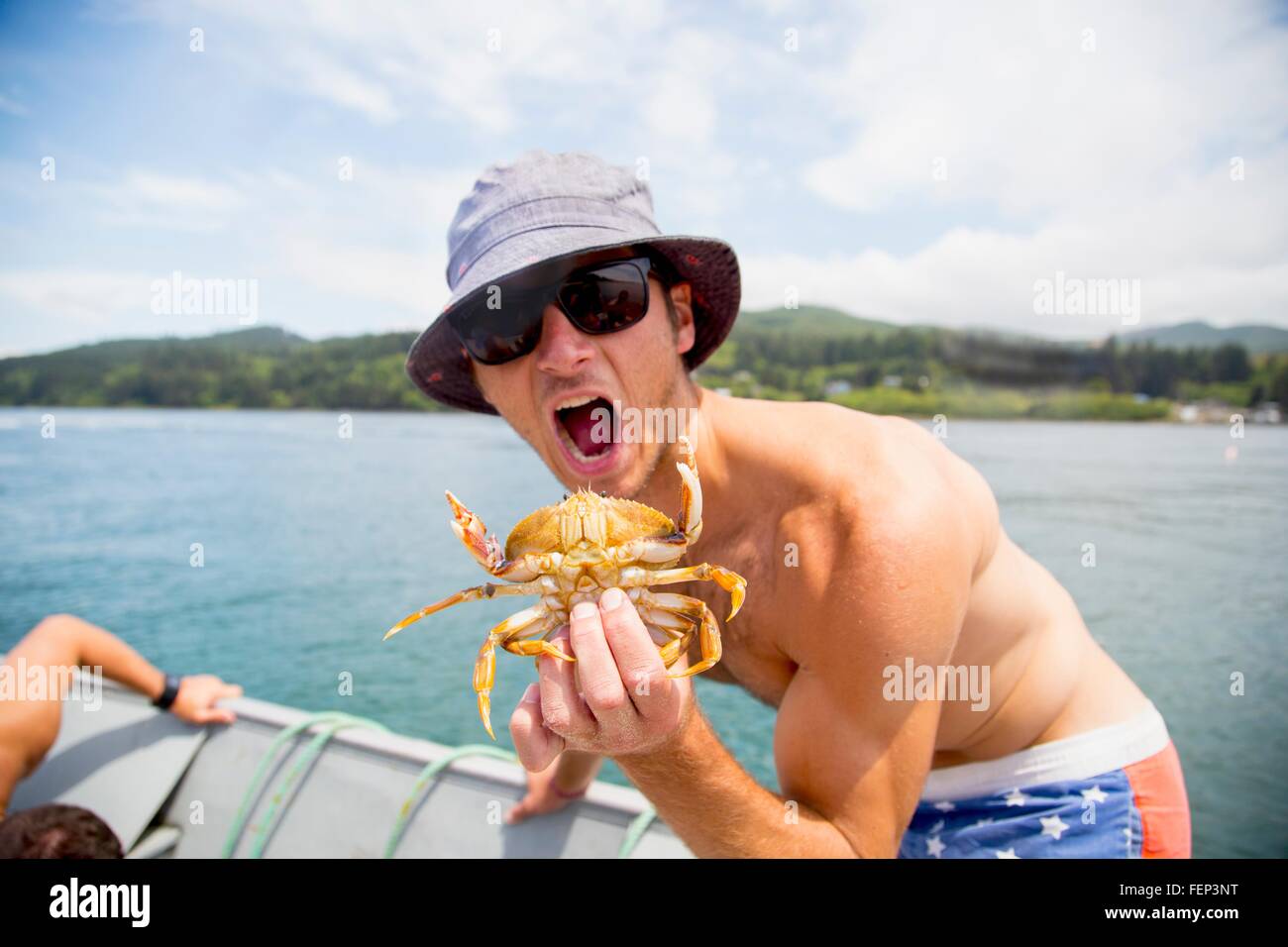 Porträt von Mitte erwachsenen Mann mit Krabben auf Fischerboot, Nehalem Bay, Oregon, USA Stockfoto Porträt von Mitte erwachsenen Mann mit Krabben auf Fischerboot, Nehalem Bay, Oregon, USA Stockfoto