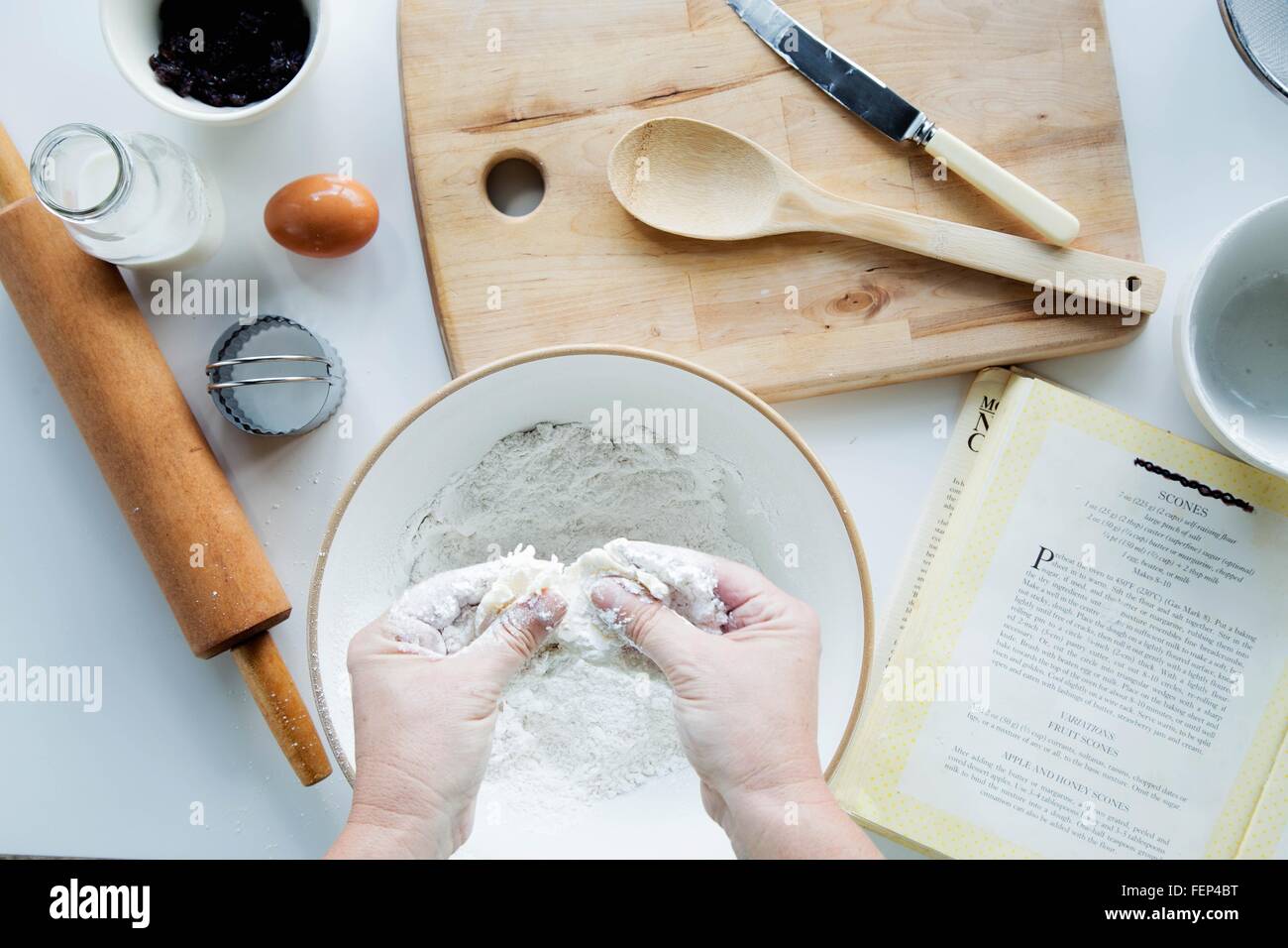 Draufsicht der Person Butter mit Mehl mischen, die scones Stockfoto
