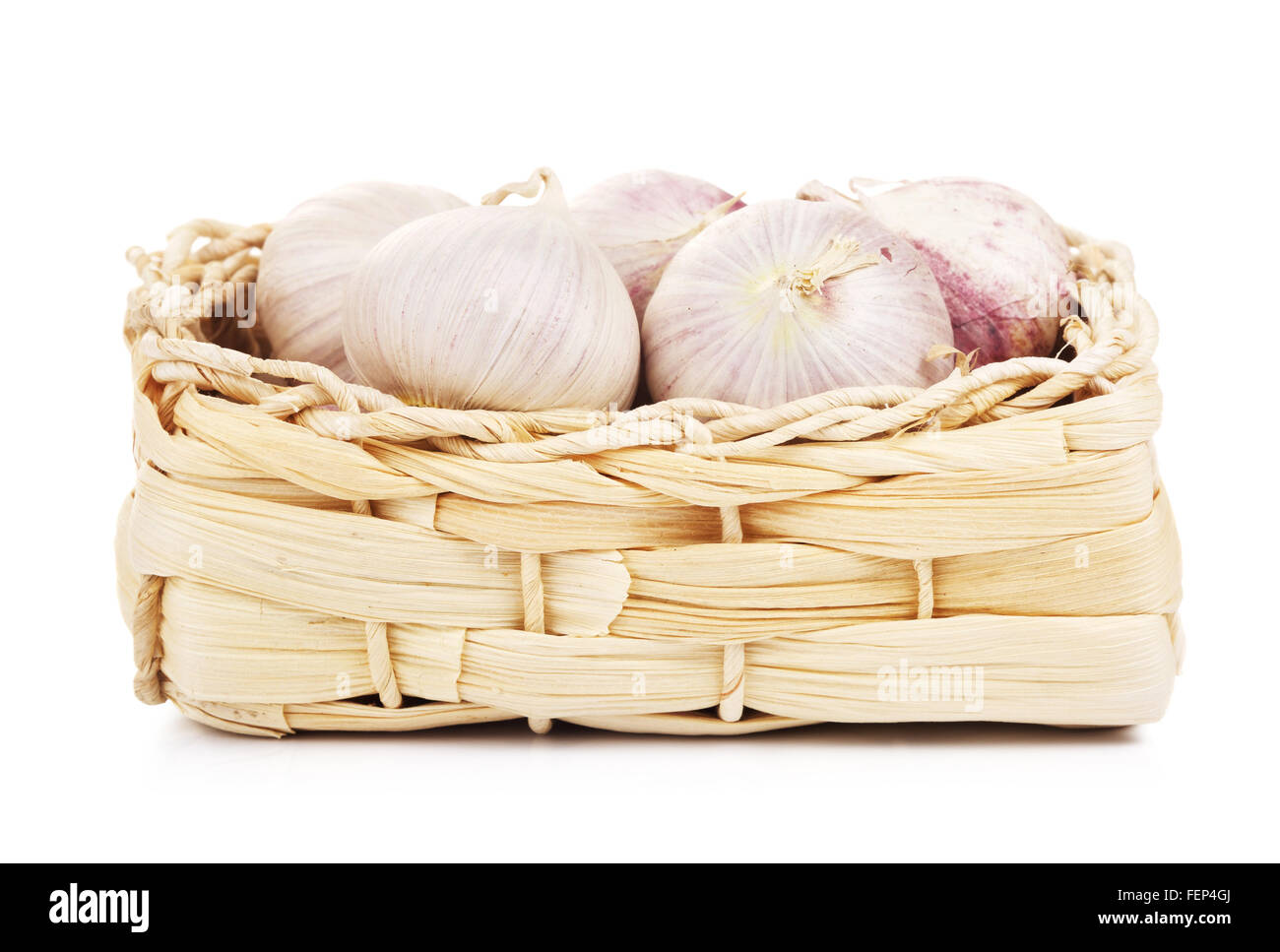chinesische Solo Knoblauch in hölzernen Korb, isoliert auf weiss Stockfoto