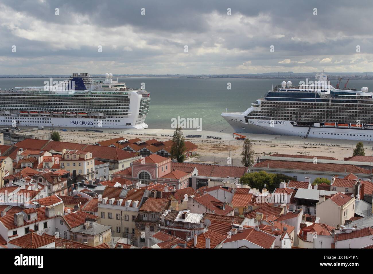 Überwältigende Darstellung von zwei Kreuzfahrtschiffen in der Nähe von Stadtgebäude Stockfoto