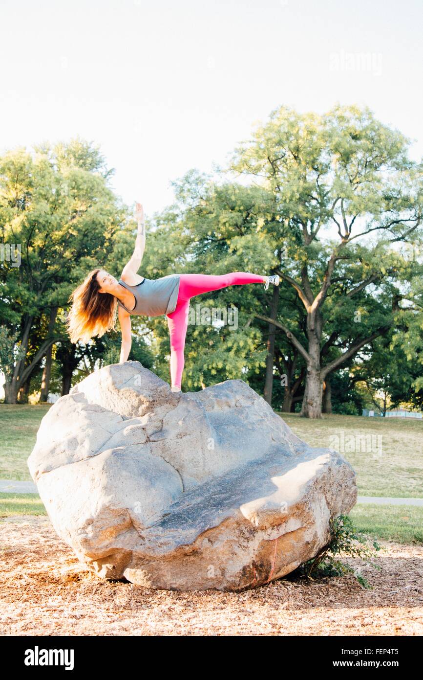 Frau stehend Half Moon Pose (Ardha Chandrasana) Stockfoto