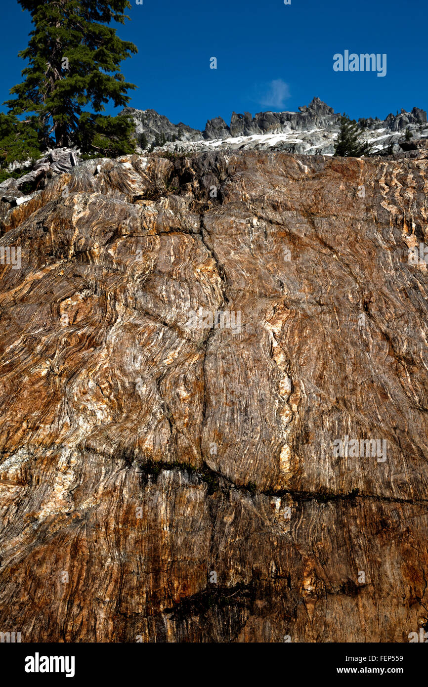 Kalifornien - Veined unter Sawtooth Ridge im Karibu Seen Becken des Trinity Alpen Wildnisgebiet zu Tage tretenden. Stockfoto