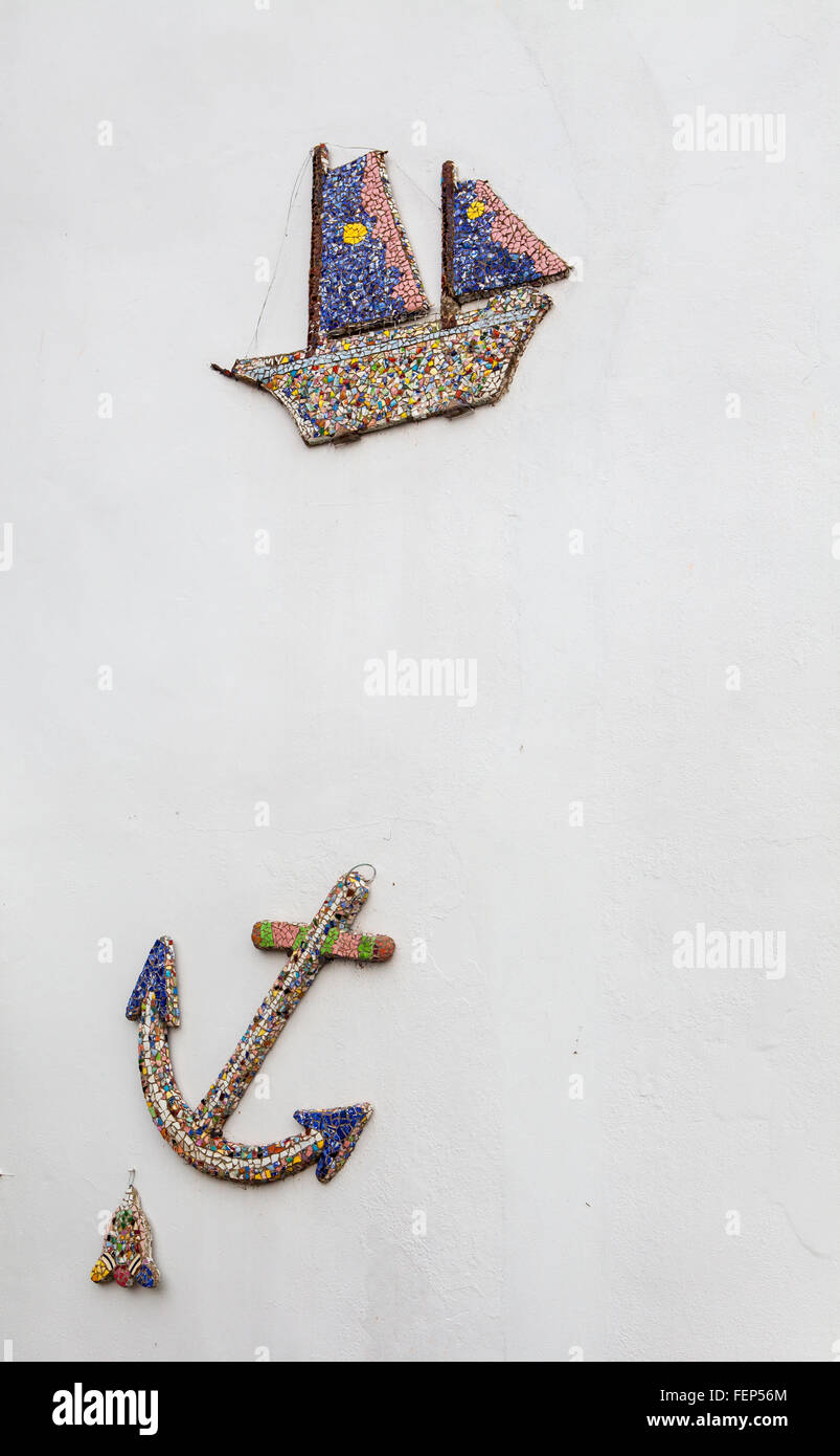 Mosaik von Segelboot und ein Anker an der Wand. Stockfoto