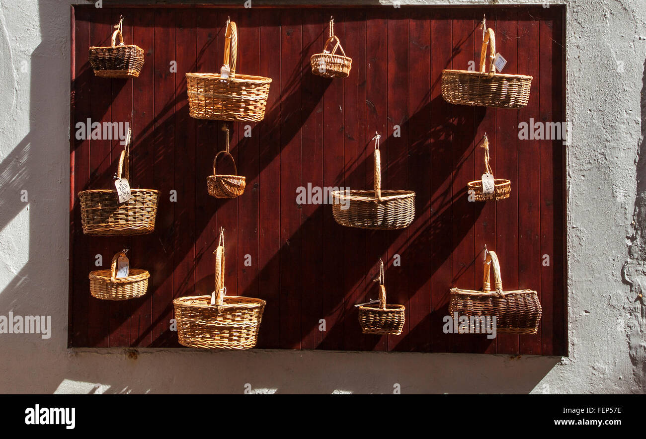 Weidenkörbe an der Wand aufhängen, Casting Shadows Stockfoto