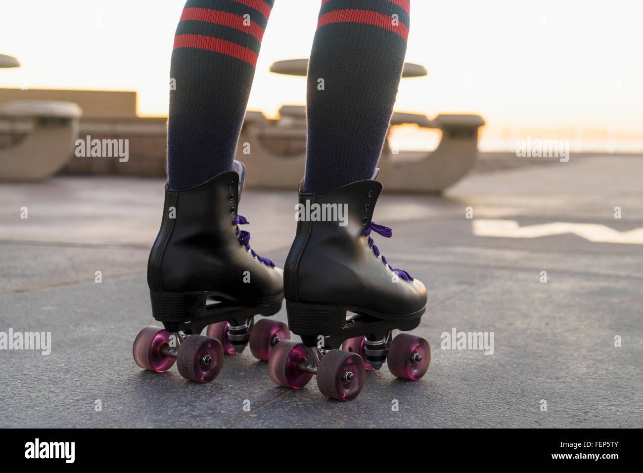 Mitte Erwachsene Frau auf Skates, Rückansicht, niedrige Abschnitt Stockfoto