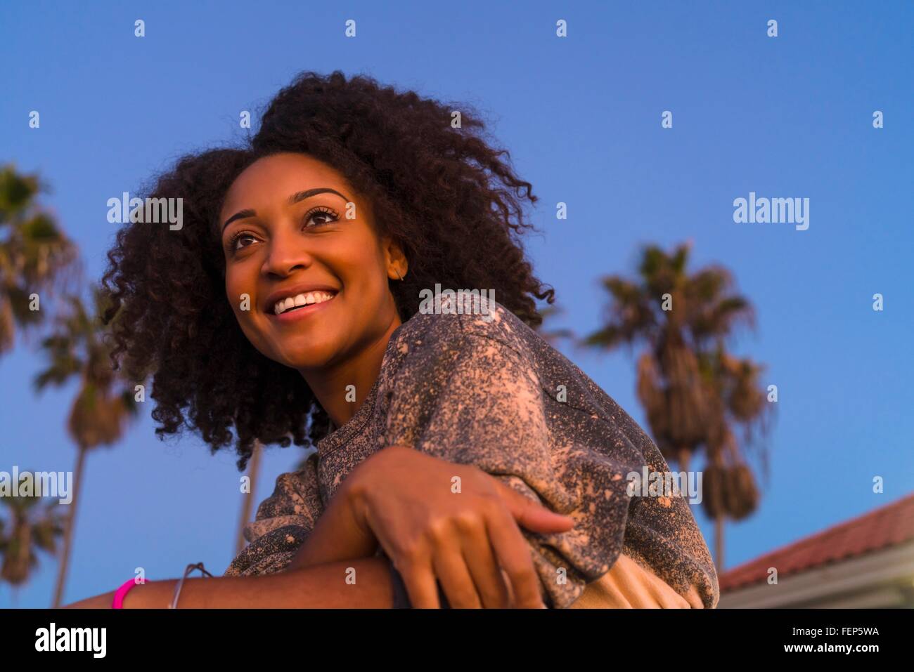 Porträt von Mitte Erwachsene Frau, draußen, Lächeln Stockfoto