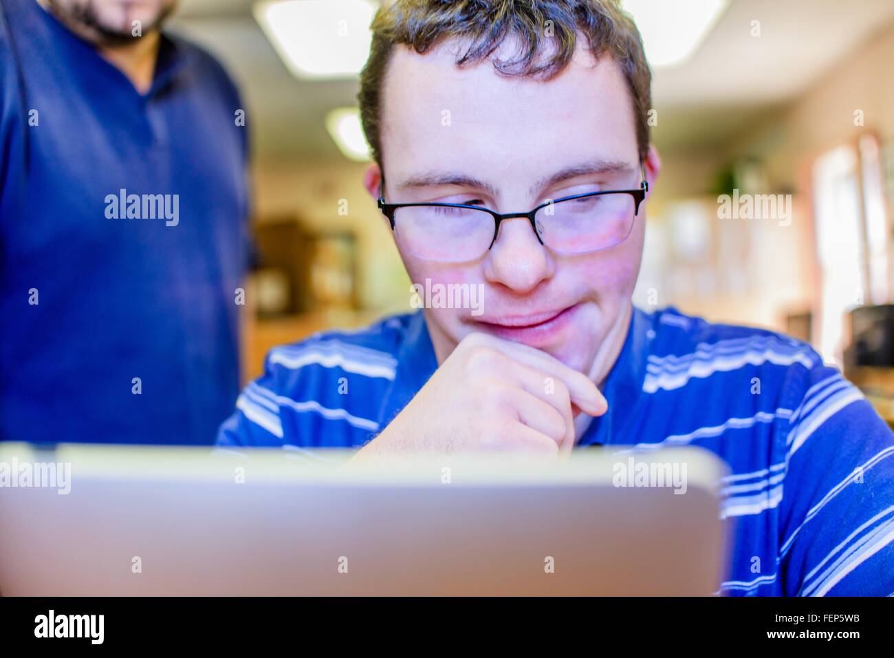 Junger Mann mit Down-Syndrom, Computer-Training-Kurs teilnehmen Stockfoto