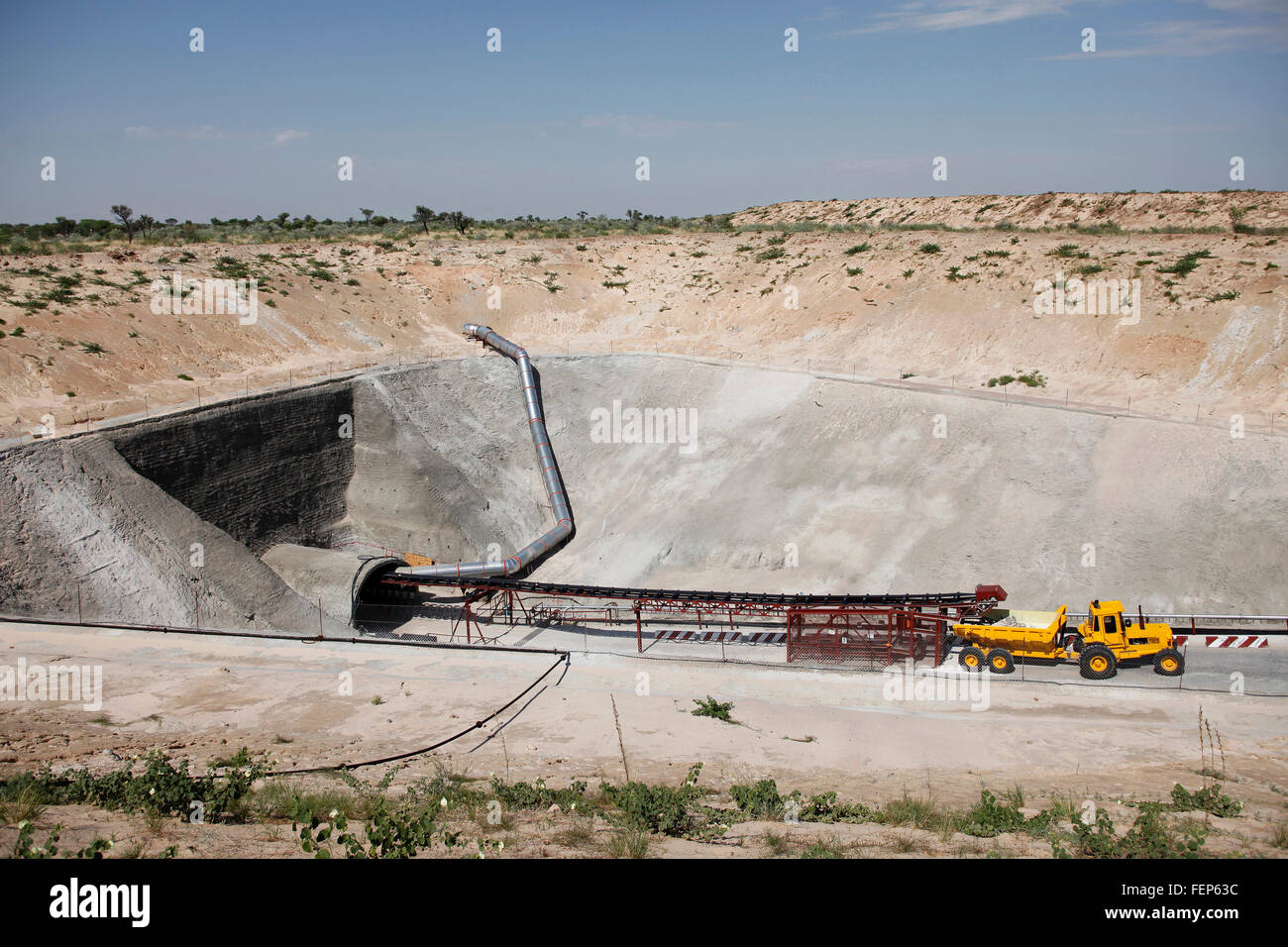 Ein Bergbau-Fahrzeug parkt vor den Toren am Eingang des einen Minenschacht geneigt Diamant in der Wüste Stockfoto