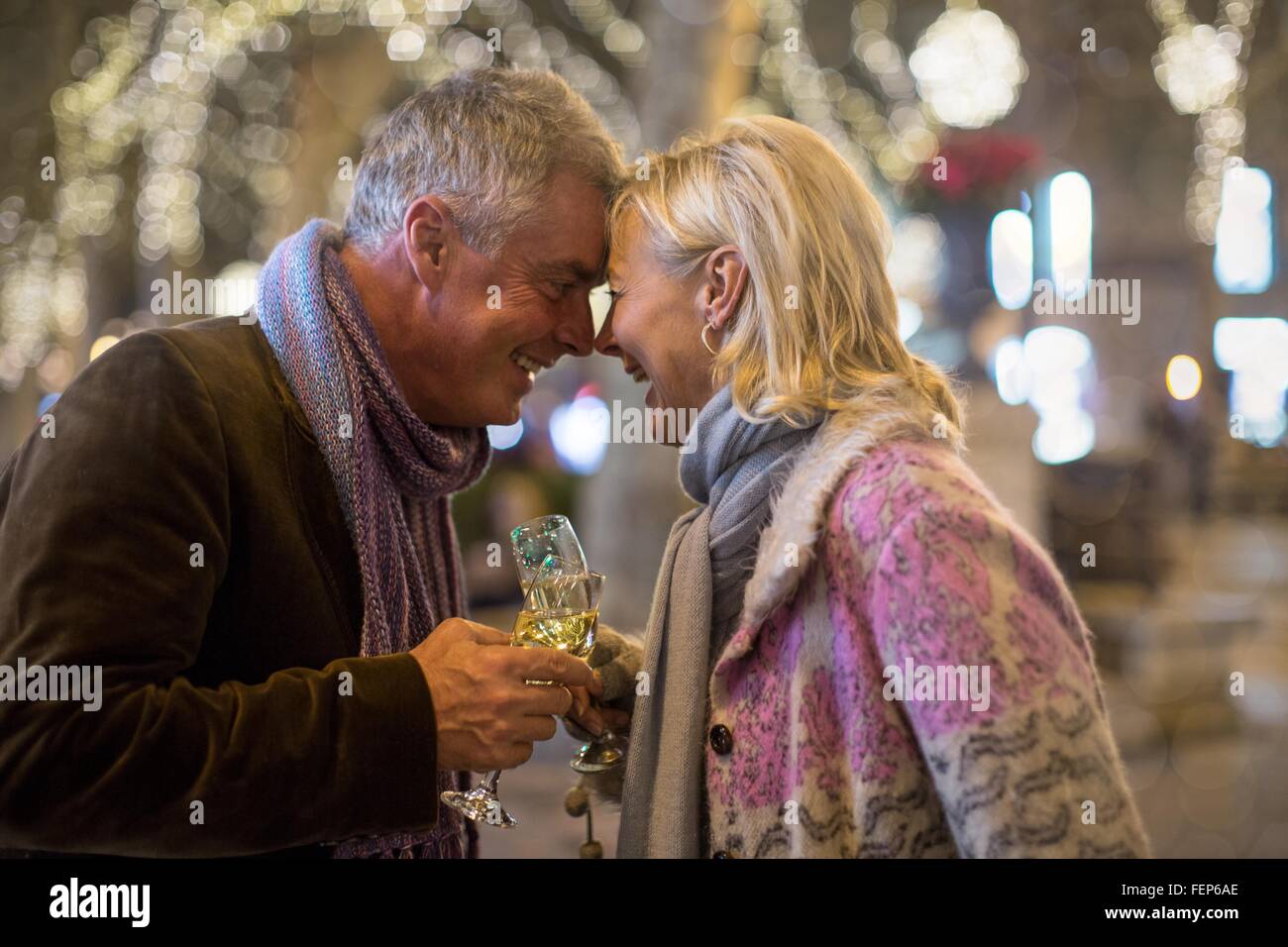 Älteres Paar, ein Glas Champagner auf Baum gesäumten Allee an Weihnachten, Mallorca, Spanien Stockfoto