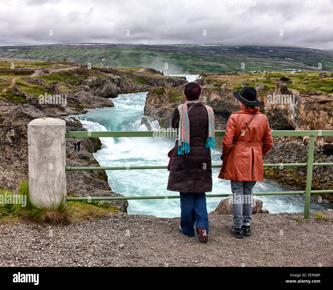 1. August 2015 - BÃ¡RÃ ° Ardalur District, North Central Island, Island - zwei weibliche Touristen sehen Geitafoss, ein kleiner keine weniger mächtigen Wasserfall am Fluss SkjÃ¡lfandafljÃ³t, von der Fußgängerbrücke nur stromabwärts von der spektakulären, beliebtesten und bekanntesten GoÃ ° Afoss fällt, in der Ferne. Der Tourismus ist ein wachsender Sektor der Wirtschaft geworden und Island ist ein beliebtes Touristenziel geworden. © Arnold Drapkin/ZUMA Draht/Alamy Live-Nachrichten Stockfoto