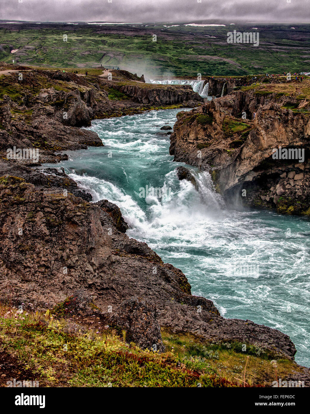 1. August 2015 - BÃ¡RÃ ° Ardalur District, North Central Island, Island - Geitafoss ist ein kleiner, aber nein-weniger leistungsfähige, Wasserfall am Fluss SkjÃ¡lfandafljÃ³t nur flussabwärts von der spektakulären, beliebte und berühmte GoÃ ° Afoss fällt in der Ferne. Unter dem Wasserfall Godafoss fließt der Fluss durch einen schmalen Katarakt 50-75 ft (15-23 m) breit mit heftigen Wellen und viel Schaum und Tube. Der Tourismus ist ein wachsender Sektor der Wirtschaft geworden und Island ist ein beliebtes Touristenziel geworden. © Arnold Drapkin/ZUMA Draht/Alamy Live-Nachrichten Stockfoto
