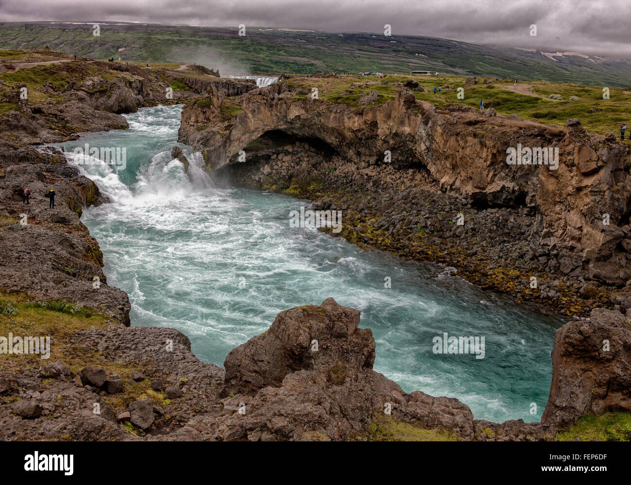 1. August 2015 - BÃ¡RÃ ° Ardalur District, North Central Island, Island - Geitafoss ist ein kleiner, aber nein-weniger leistungsfähige, Wasserfall am Fluss SkjÃ¡lfandafljÃ³t nur flussabwärts von der spektakulären, beliebte und berühmte GoÃ ° Afoss fällt in der Ferne. Unter dem Wasserfall Godafoss fließt der Fluss durch einen schmalen Katarakt 50-75 ft (15-23 m) breit mit heftigen Wellen und viel Schaum und Tube. Der Tourismus ist ein wachsender Sektor der Wirtschaft geworden und Island ist ein beliebtes Touristenziel geworden. © Arnold Drapkin/ZUMA Draht/Alamy Live-Nachrichten Stockfoto