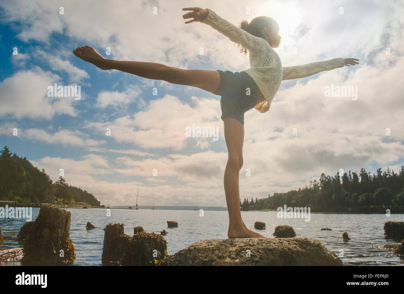 Ballett-Tänzerin balanciert, auf Felsen, Bainbridge Island, Washington State, USA Stockfoto