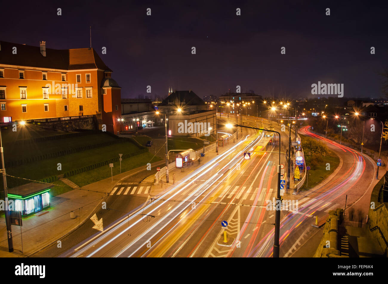 Autobahn bei Nacht. Stockfoto