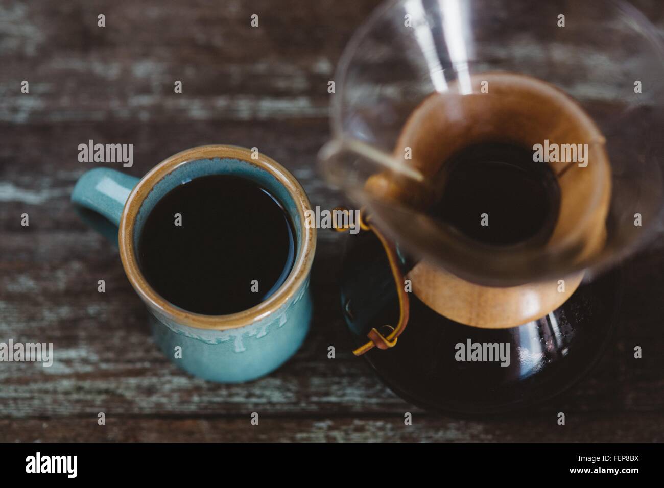 Filter-Kaffeemaschine und Becher Kaffee, Draufsicht Stockfoto Filter-Kaffeemaschine und Becher Kaffee, Draufsicht Stockfoto