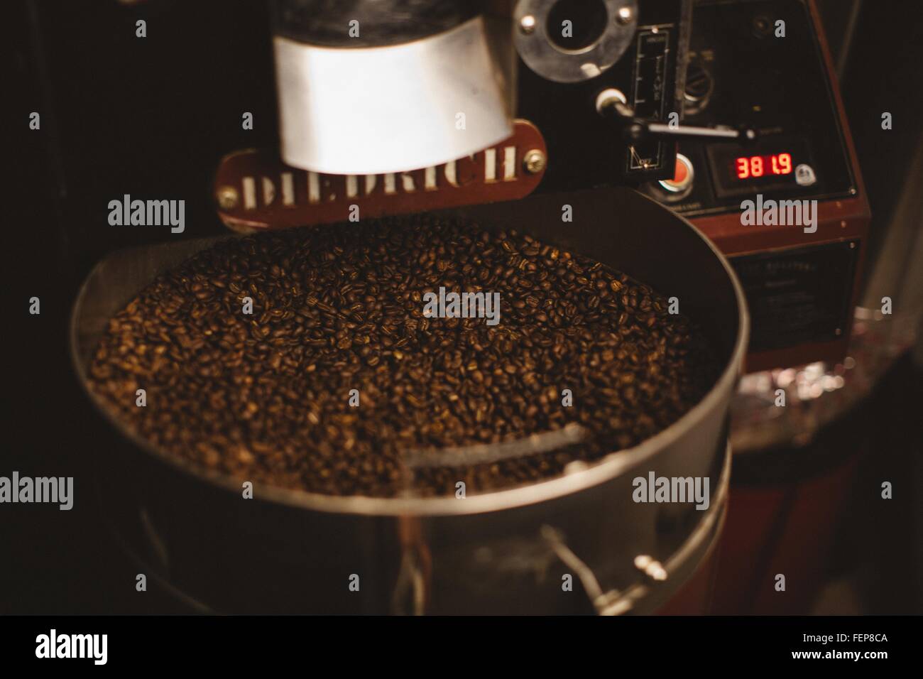 Geröstete Kaffeebohnen in Kaffeerösterei Stockfoto