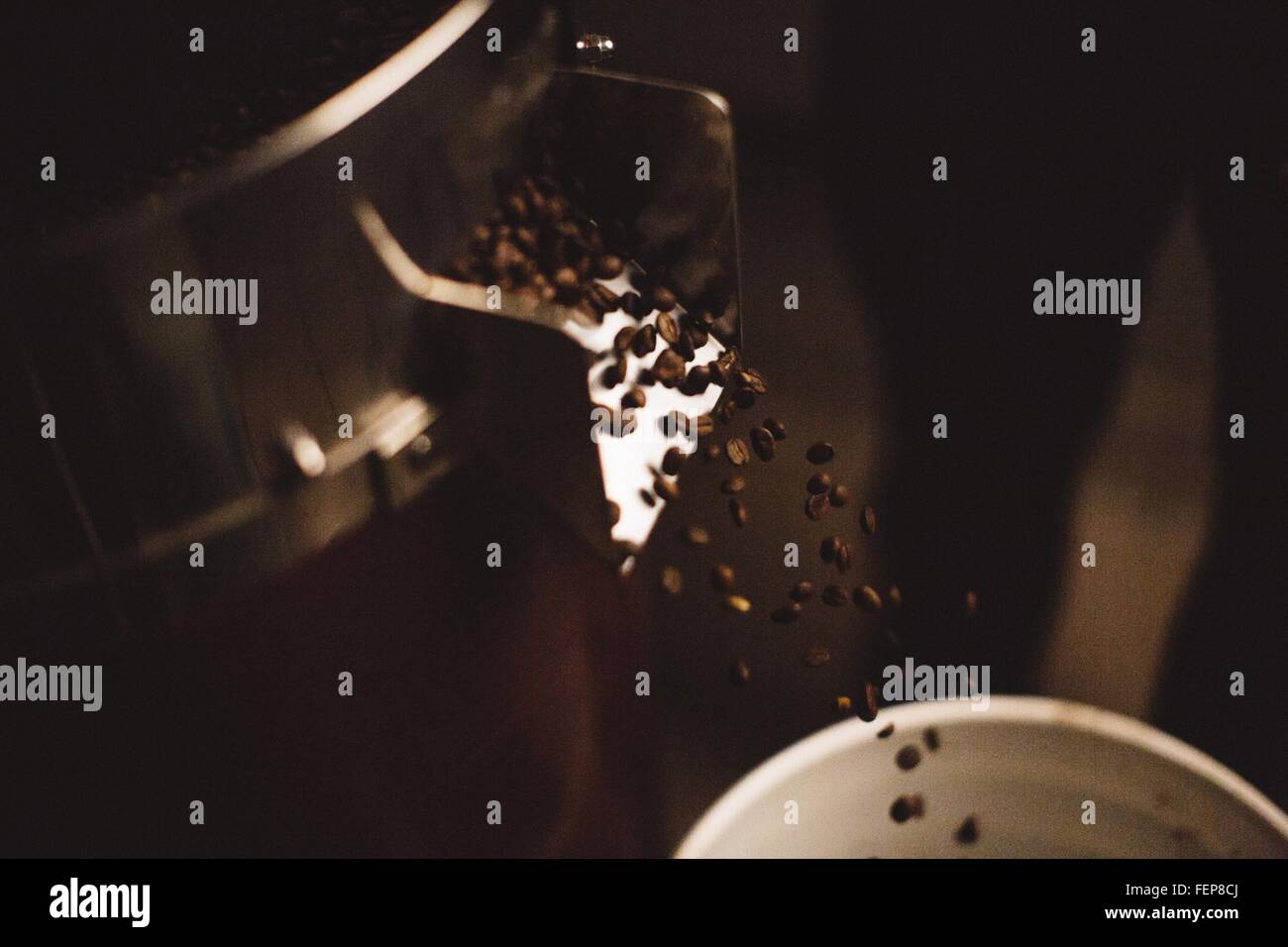 Kaffeebohnen aus Kaffeeröster Stockfoto