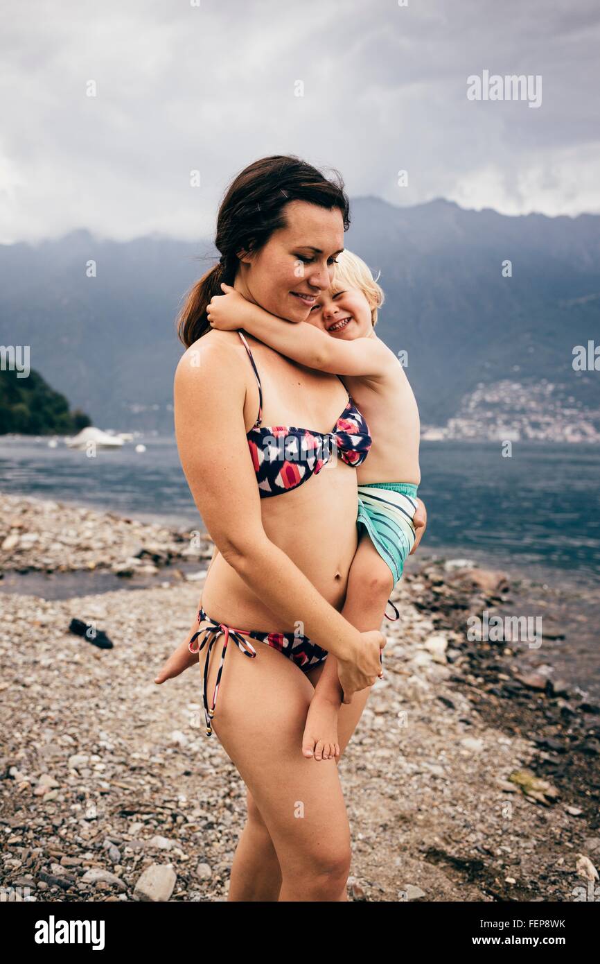 Mutter von See tragen Bikini Betriebe lächelnd Sohn, Luino, Lombardei, Italien Stockfoto