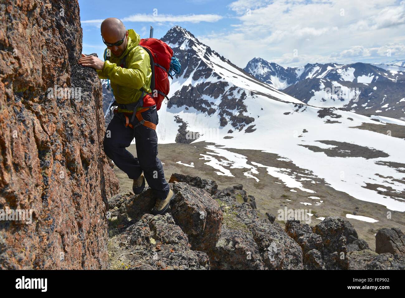 Männliche Bergsteiger klettern steile Berg, Chugach State Park, Anchorage, Alaska, USA Stockfoto